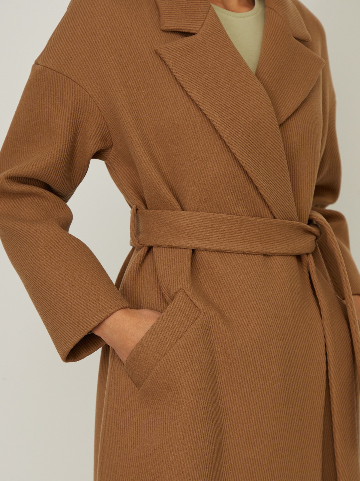 Пальто-халат Harvey со спущенным рукавом, цвет: кэмел фактурный Allweneed Пальто-халат из плотной шерсти. Модель прямого силуэтас английским воротником.Пальто дополнено двумя вместительными карманами,без застежки, с поясом из основного материала.
На модели размер XS