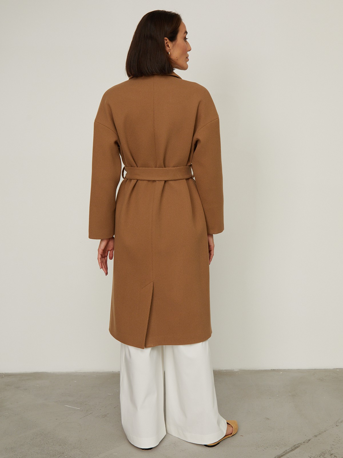 Пальто-халат Harvey со спущенным рукавом, цвет: кэмел фактурный Allweneed Пальто-халат из плотной шерсти. Модель прямого силуэтас английским воротником.Пальто дополнено двумя вместительными карманами,без застежки, с поясом из основного материала.
На модели размер XS