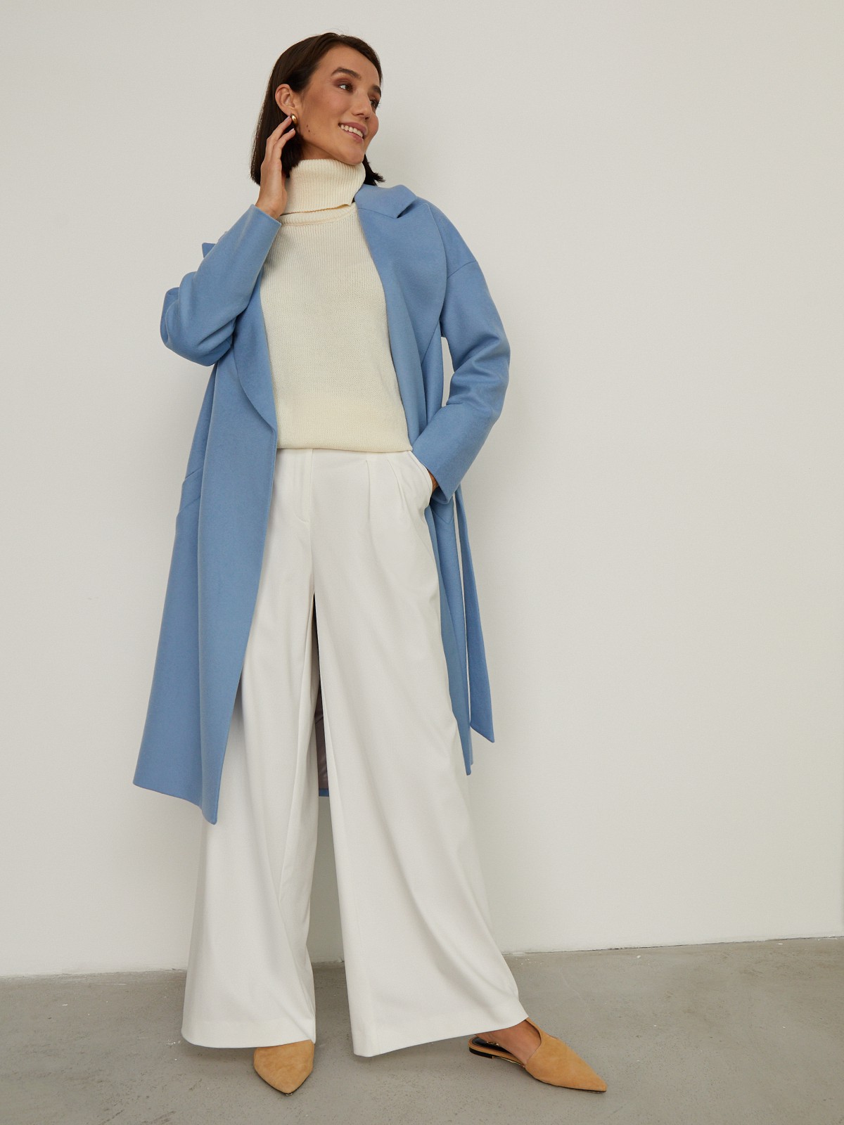 Пальто-халат из плотной шерсти. Модель прямого силуэтас английским воротником.Пальто дополнено двумя вместительными карманами,без застежки, с поясом из основного материала.

На модели размер XS