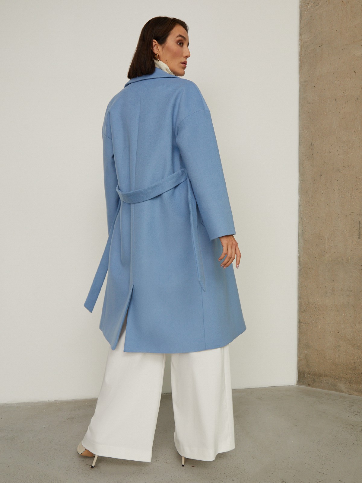 Пальто-халат из плотной шерсти. Модель прямого силуэтас английским воротником.Пальто дополнено двумя вместительными карманами,без застежки, с поясом из основного материала.

На модели размер XS