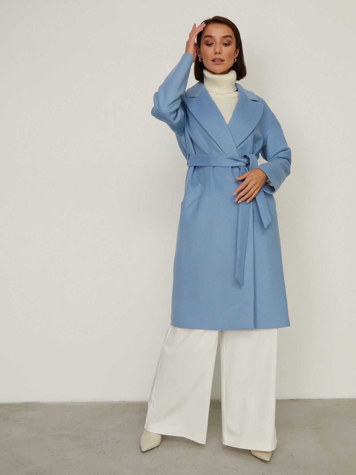 Пальто-халат из плотной шерсти. Модель прямого силуэтас английским воротником.Пальто дополнено двумя вместительными карманами,без застежки, с поясом из основного материала.

На модели размер XS