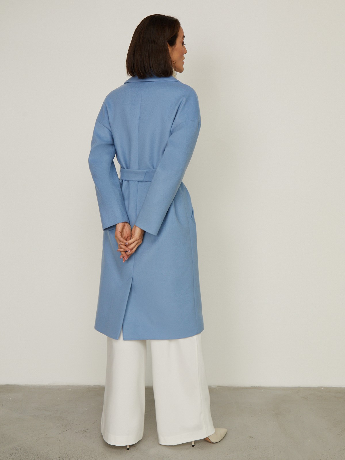 Пальто-халат из плотной шерсти. Модель прямого силуэтас английским воротником.Пальто дополнено двумя вместительными карманами,без застежки, с поясом из основного материала.

На модели размер XS