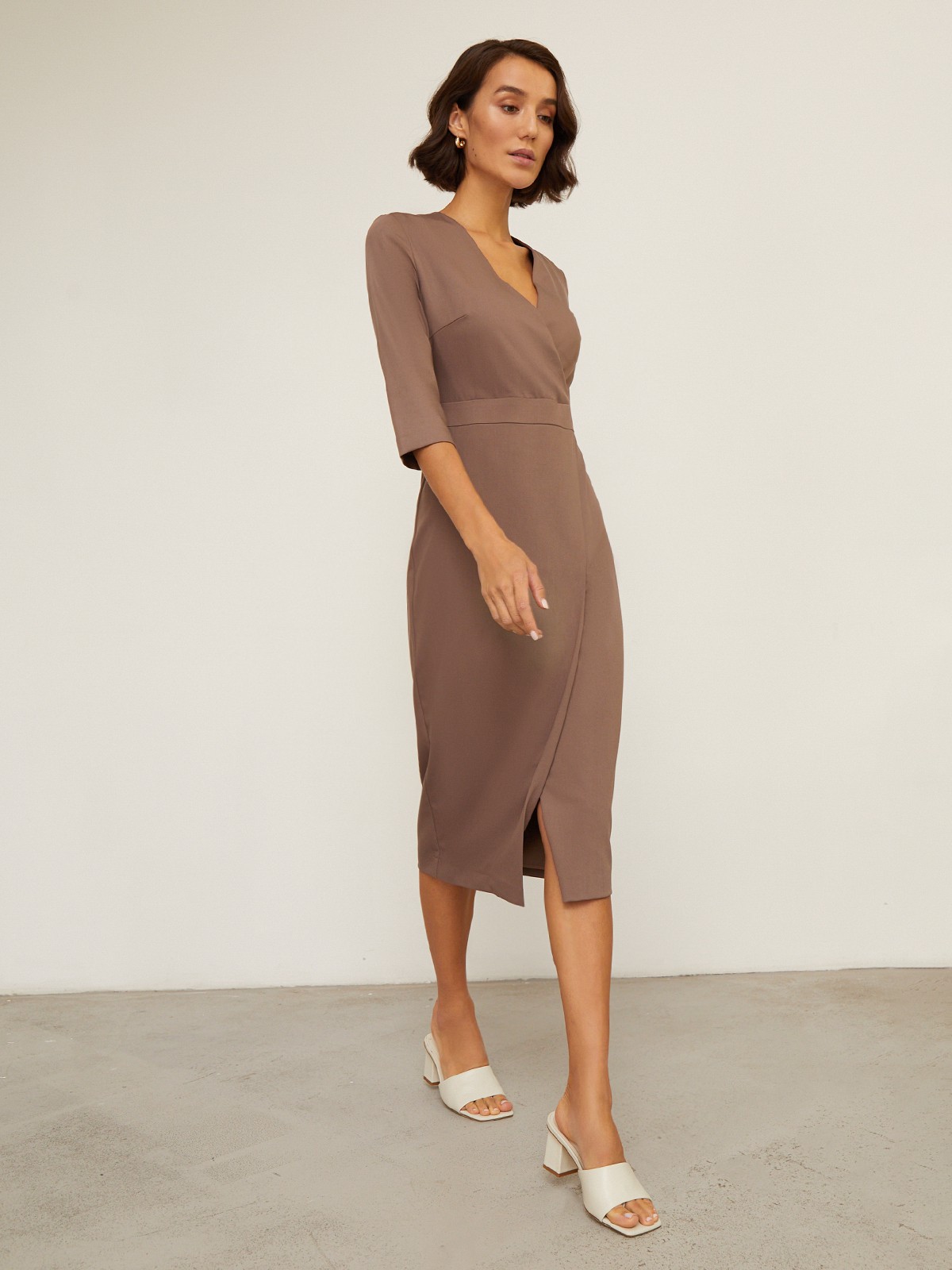 Платье-футляр с рукавом 3/4 NY20, цвет: какао Allweneed Платье-футляр с запахом на полочке и потайной молнией на спинке. Модель дополненаразрезом, имитирующим запах на юбке. Рукав 3/4. Платье создано из пластичной и эластичной ткани, в состав которой входит преимущественно вискоза. Женственное и элегантное платье для вечернего образа.
На модели размер XS