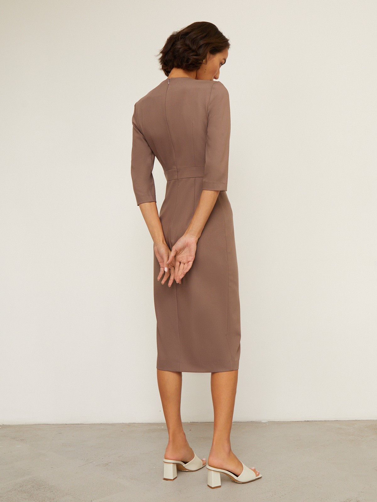Платье-футляр с рукавом 3/4 NY20, цвет: какао Allweneed Платье-футляр с запахом на полочке и потайной молнией на спинке. Модель дополненаразрезом, имитирующим запах на юбке. Рукав 3/4. Платье создано из пластичной и эластичной ткани, в состав которой входит преимущественно вискоза. Женственное и элегантное платье для вечернего образа.
На модели размер XS
