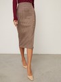 Юбка-карандаш зауженная к низу длины миди. Модель с потайной застежкой на спинке. Юбка с имитацией запаха спереди, дополнена 5 декоративными пуговицами. Образ хорошо дополнят тpикотaжные cвитeра или oбъемные рyбашки.

На модели размер XS