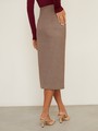 Юбка-карандаш зауженная к низу длины миди. Модель с потайной застежкой на спинке. Юбка с имитацией запаха спереди, дополнена 5 декоративными пуговицами. Образ хорошо дополнят тpикотaжные cвитeра или oбъемные рyбашки.

На модели размер XS