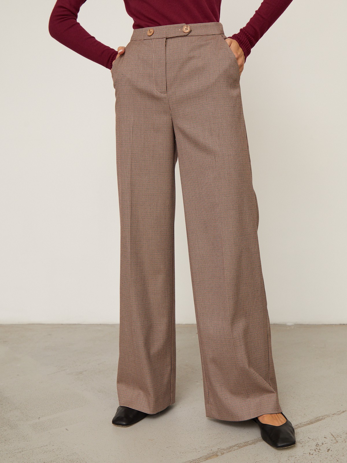 Широкие прямые брюки из плотной вискозы с посадкой на талии. Дополнены двумя пуговицами на поясе.Свободный крой и структурированный силуэт позволяют создавать не только деловые, но и расслабленные повседневные образы. Брюки универсальной длины, поэтому легко сочетаются как с плоским ходом, так и с обувью на каблуке.

На модели размер XS