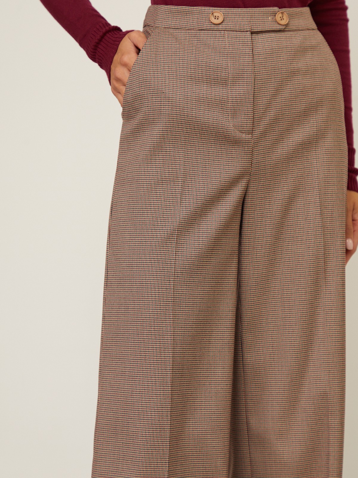 Широкие прямые брюки из плотной вискозы с посадкой на талии. Дополнены двумя пуговицами на поясе.Свободный крой и структурированный силуэт позволяют создавать не только деловые, но и расслабленные повседневные образы. Брюки универсальной длины, поэтому легко сочетаются как с плоским ходом, так и с обувью на каблуке.

На модели размер XS