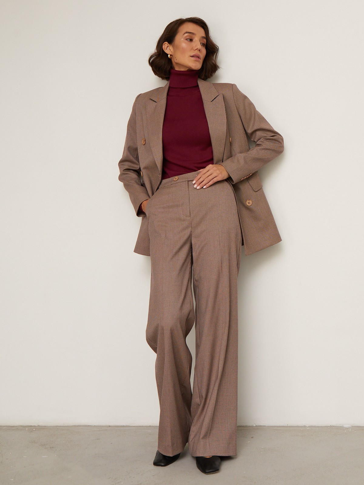 Широкие прямые брюки из плотной вискозы с посадкой на талии. Дополнены двумя пуговицами на поясе.Свободный крой и структурированный силуэт позволяют создавать не только деловые, но и расслабленные повседневные образы. Брюки универсальной длины, поэтому легко сочетаются как с плоским ходом, так и с обувью на каблуке.

На модели размер XS