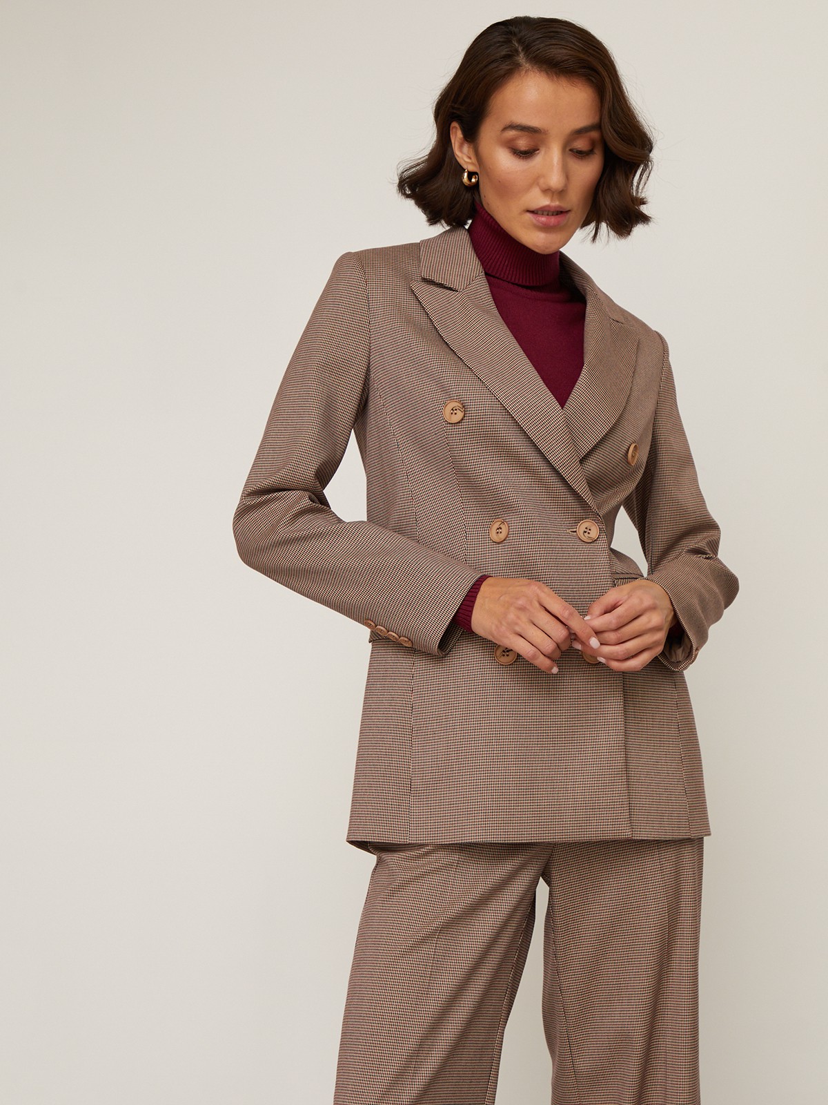 Слегка приталенный двубортный жакет из плотной мягкой вискозы послужит удачным дополнением не только к деловым нарядам, но и к повседневным образам. Незаменимый элемент базового гардероба, который легко сочетать с брюками, юбками, платьями и денимом.

На модели размер XS