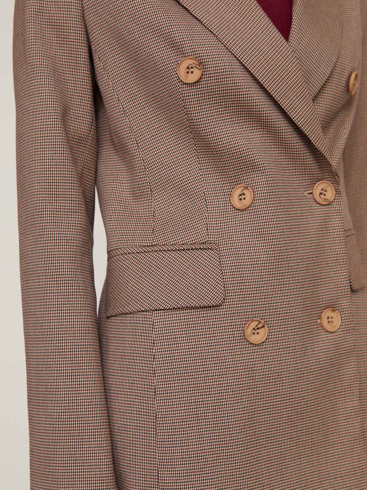 Слегка приталенный двубортный жакет из плотной мягкой вискозы послужит удачным дополнением не только к деловым нарядам, но и к повседневным образам. Незаменимый элемент базового гардероба, который легко сочетать с брюками, юбками, платьями и денимом.

На модели размер XS