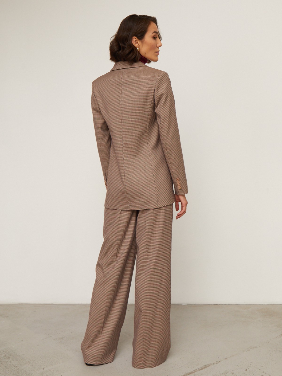 Слегка приталенный двубортный жакет из плотной мягкой вискозы послужит удачным дополнением не только к деловым нарядам, но и к повседневным образам. Незаменимый элемент базового гардероба, который легко сочетать с брюками, юбками, платьями и денимом.

На модели размер XS