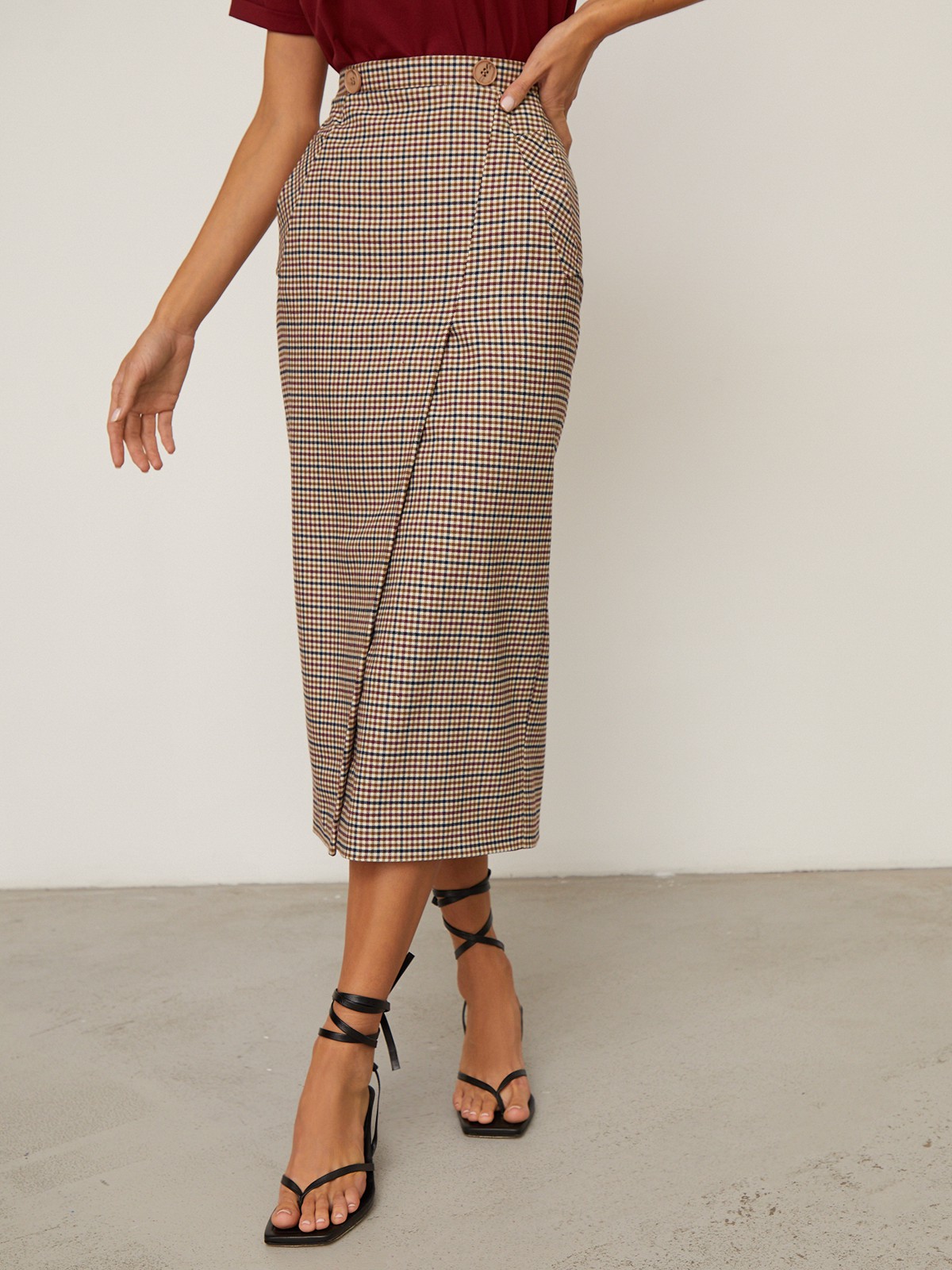 Юбка-карандаш с запАхом длины миди, дополнена карманами-листочками и пуговицей на поясе. Застегивается на потайную молнию на спинку. Сочетайте с объемным верхом: рубашкой бойфренда,блузами с запАхом,футболками, трикотажем и топами в бельевом стиле.

На модели размер XS