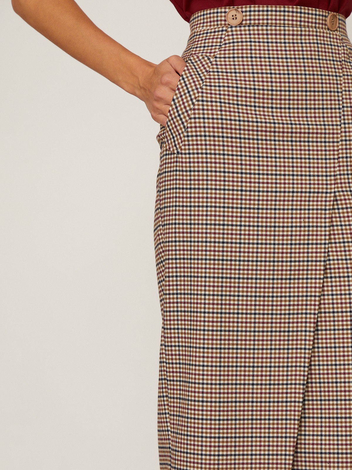 Юбка-карандаш с запАхом длины миди, дополнена карманами-листочками и пуговицей на поясе. Застегивается на потайную молнию на спинку. Сочетайте с объемным верхом: рубашкой бойфренда,блузами с запАхом,футболками, трикотажем и топами в бельевом стиле.

На модели размер XS