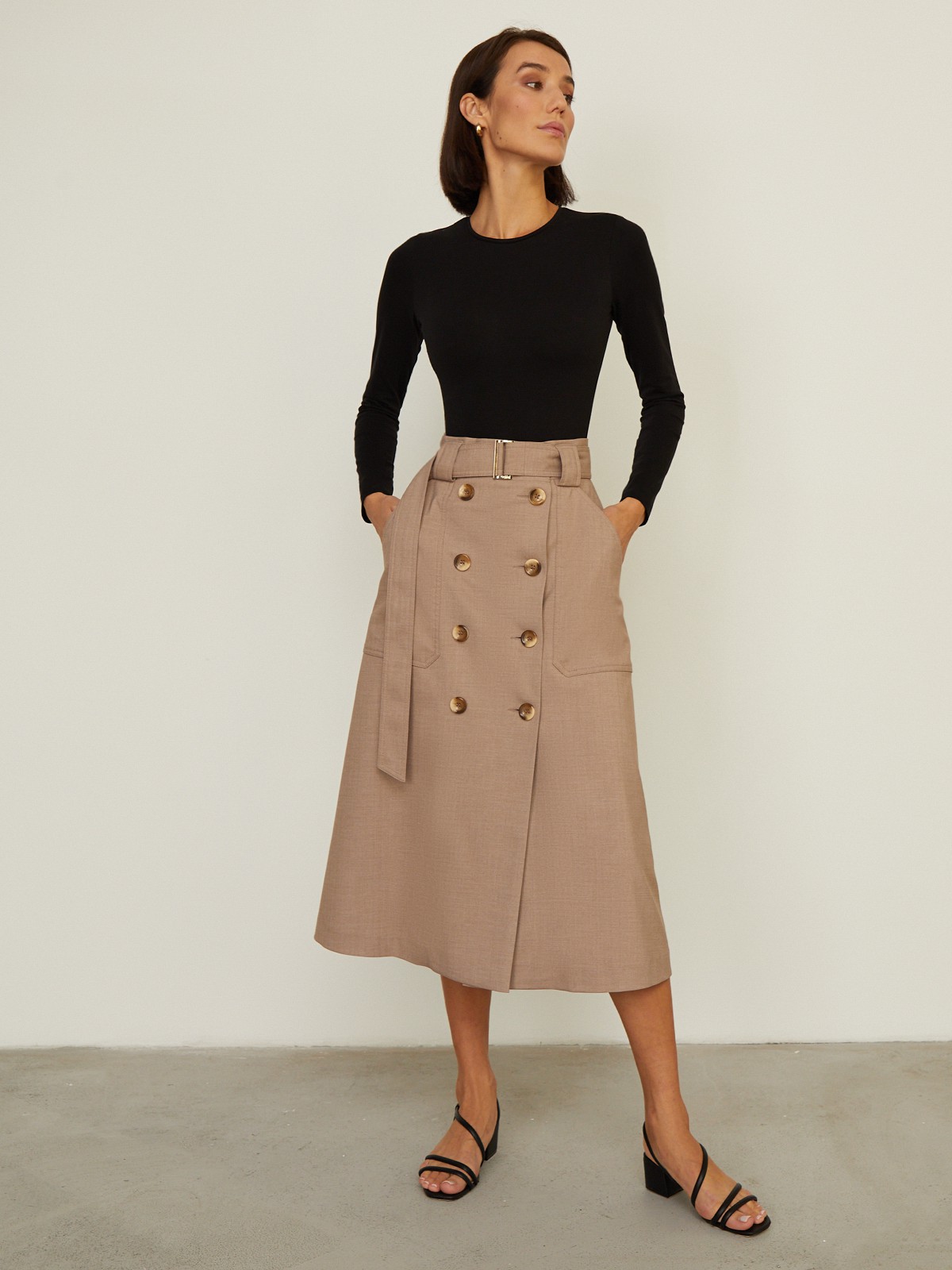 Двубортная юбка,расширенная к низу, с отрезным поясом,застегивающимся на 1 пуговицу и 1 глазковую петлю. Съемный пояс позволяет дополнять образ подходящими аксессуарами. Юбку можно сочетать как со строгой рубашкой, так и с расслабленной блузой для вечернего выхода.

На модели размер XS