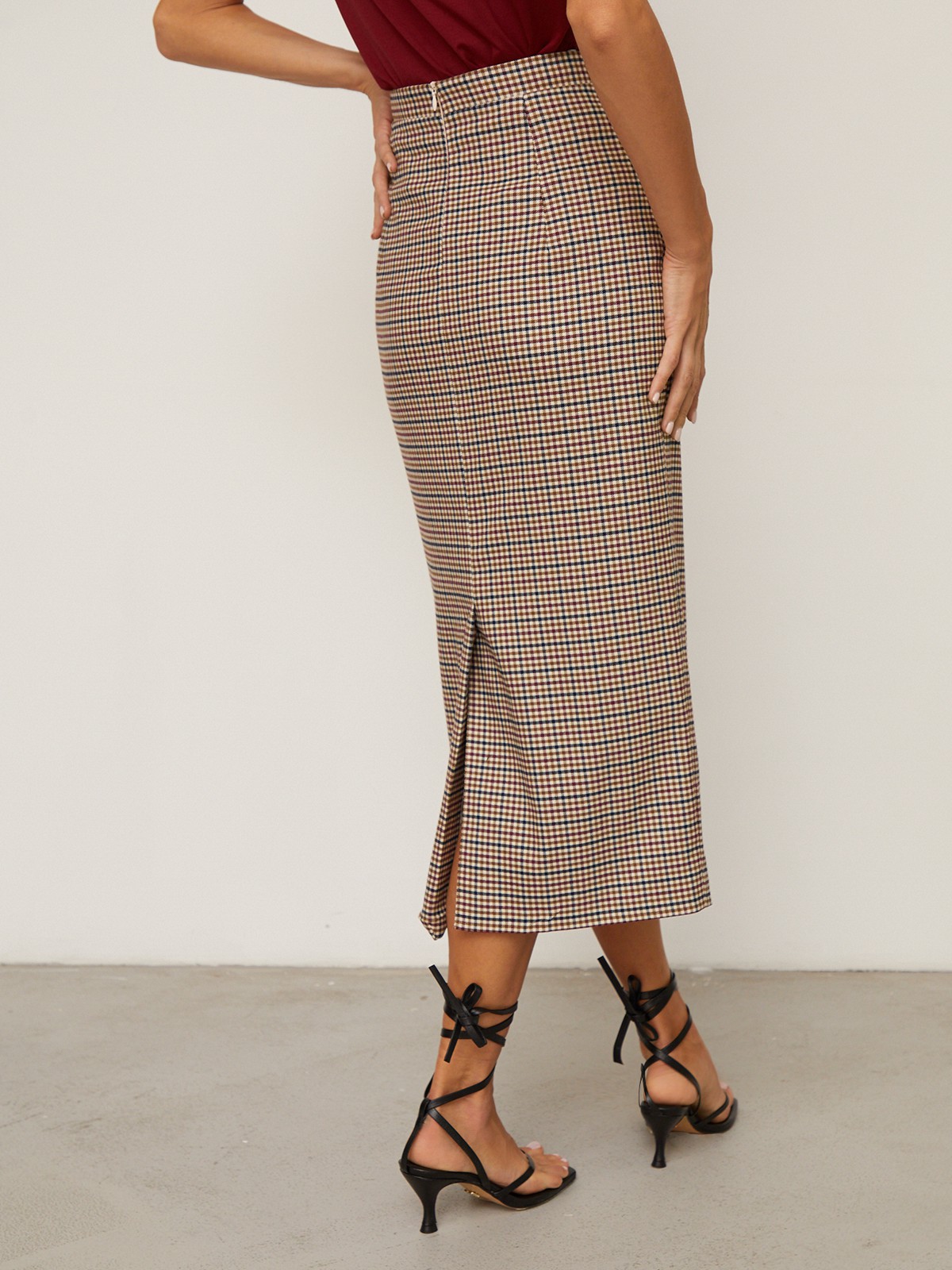 Юбка-карандаш с запАхом длины миди, дополнена карманами-листочками и пуговицей на поясе. Застегивается на потайную молнию на спинку. Сочетайте с объемным верхом: рубашкой бойфренда,блузами с запАхом,футболками, трикотажем и топами в бельевом стиле.

На модели размер XS