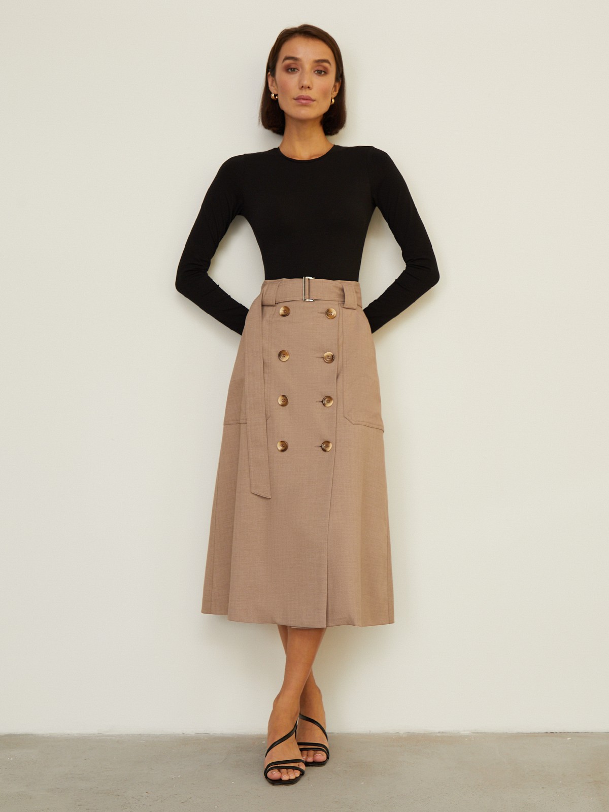 Двубортная юбка,расширенная к низу, с отрезным поясом,застегивающимся на 1 пуговицу и 1 глазковую петлю. Съемный пояс позволяет дополнять образ подходящими аксессуарами. Юбку можно сочетать как со строгой рубашкой, так и с расслабленной блузой для вечернего выхода.

На модели размер XS