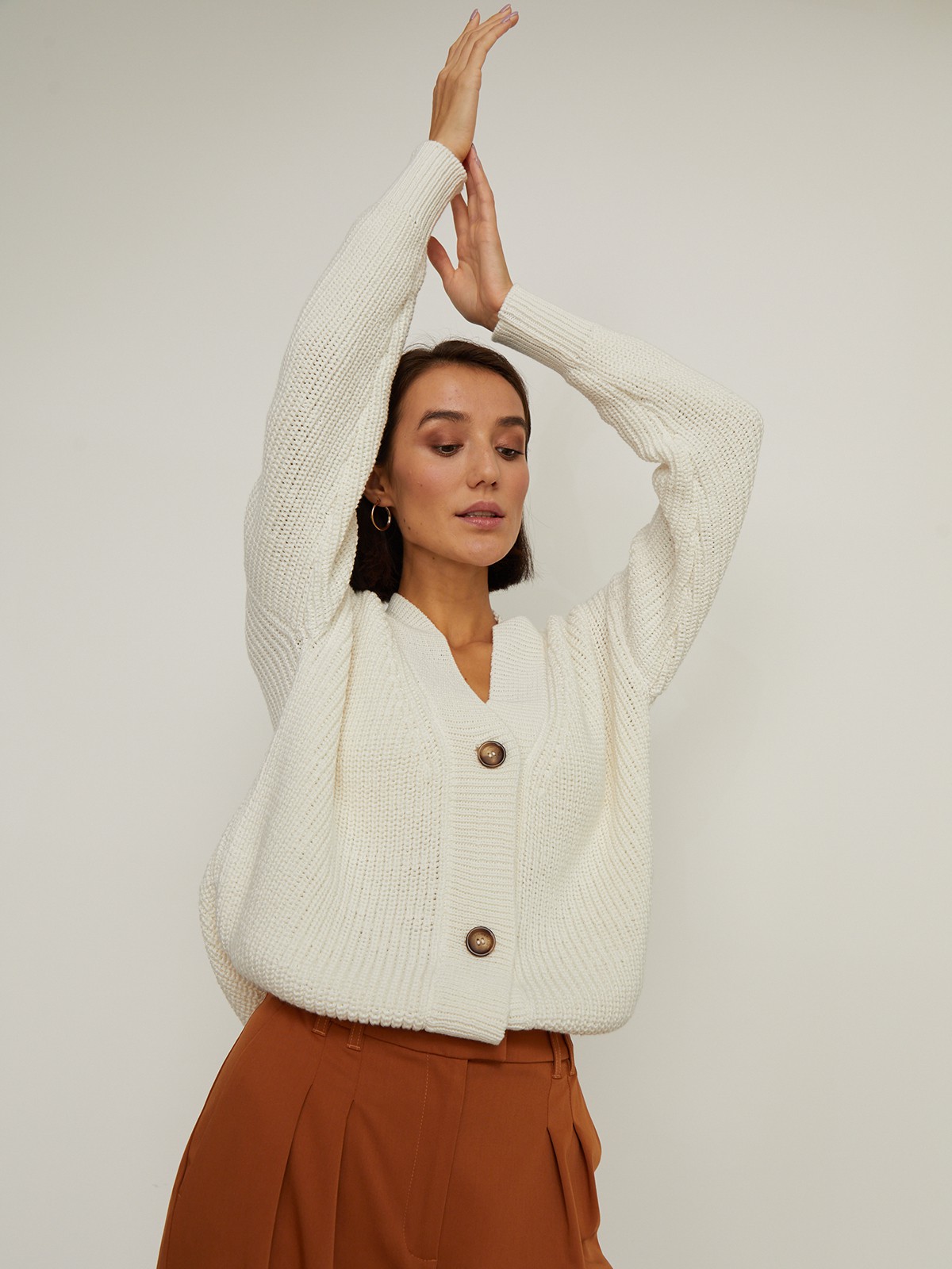 Кардиган oversize с V-образным вырезом и спущенным плечом. Модель дополнена 3 роговыми пуговицами. Дополните теплый и уютный образ бельевым топом или футболкой.

На модели размер one size