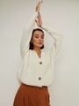 Кардиган oversize с V-образным вырезом и спущенным плечом. Модель дополнена 3 роговыми пуговицами. Дополните теплый и уютный образ бельевым топом или футболкой.

На модели размер one size