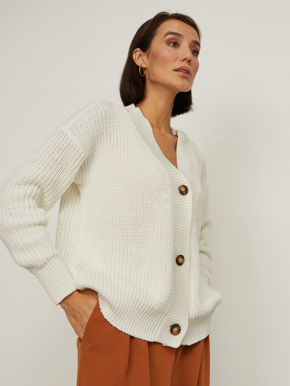 Кардиган oversize с V-образным вырезом и спущенным плечом. Модель дополнена 3 роговыми пуговицами. Дополните теплый и уютный образ бельевым топом или футболкой.

На модели размер one size