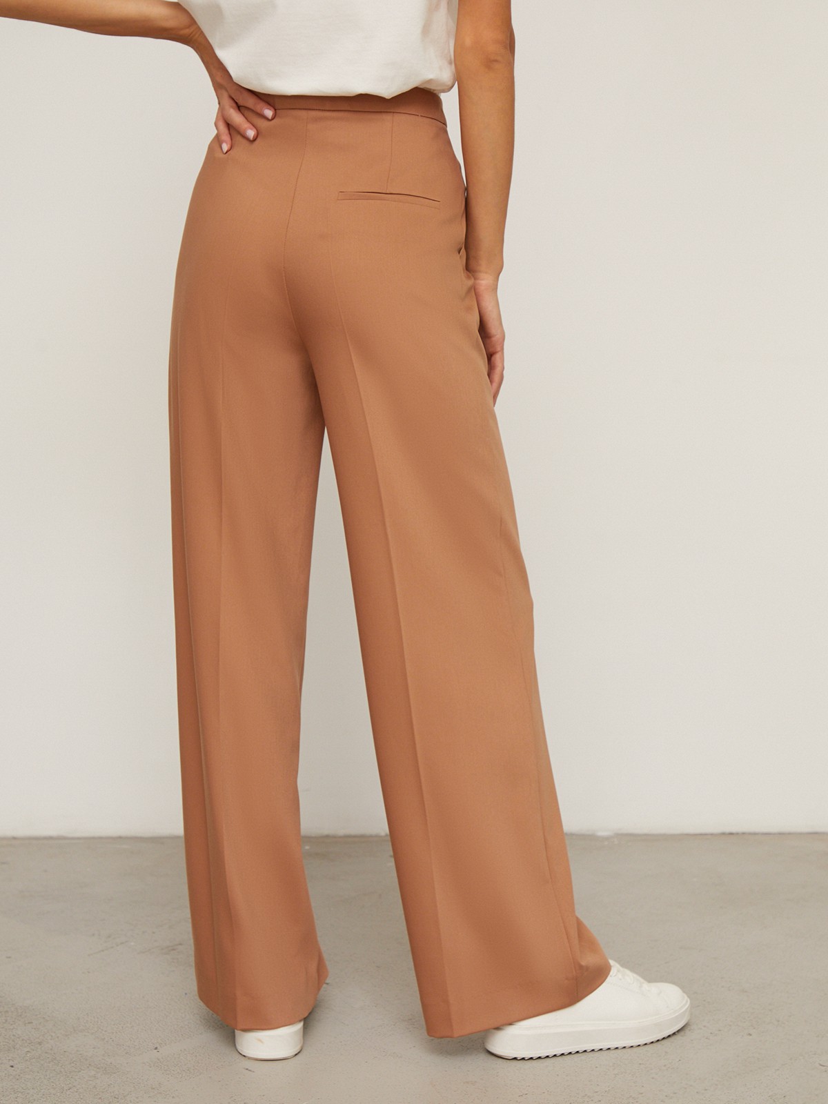 Широкие прямые брюки из плотной вискозы с посадкой на талии. Дополнены двумя пуговицами на поясе.Свободный крой и структурированный силуэт позволяют создавать не только деловые, но и расслабленные повседневные образы. Брюки универсальной длины, поэтому легко сочетаются как с плоским ходом, так и с обувью на каблуке.

На модели размер XS