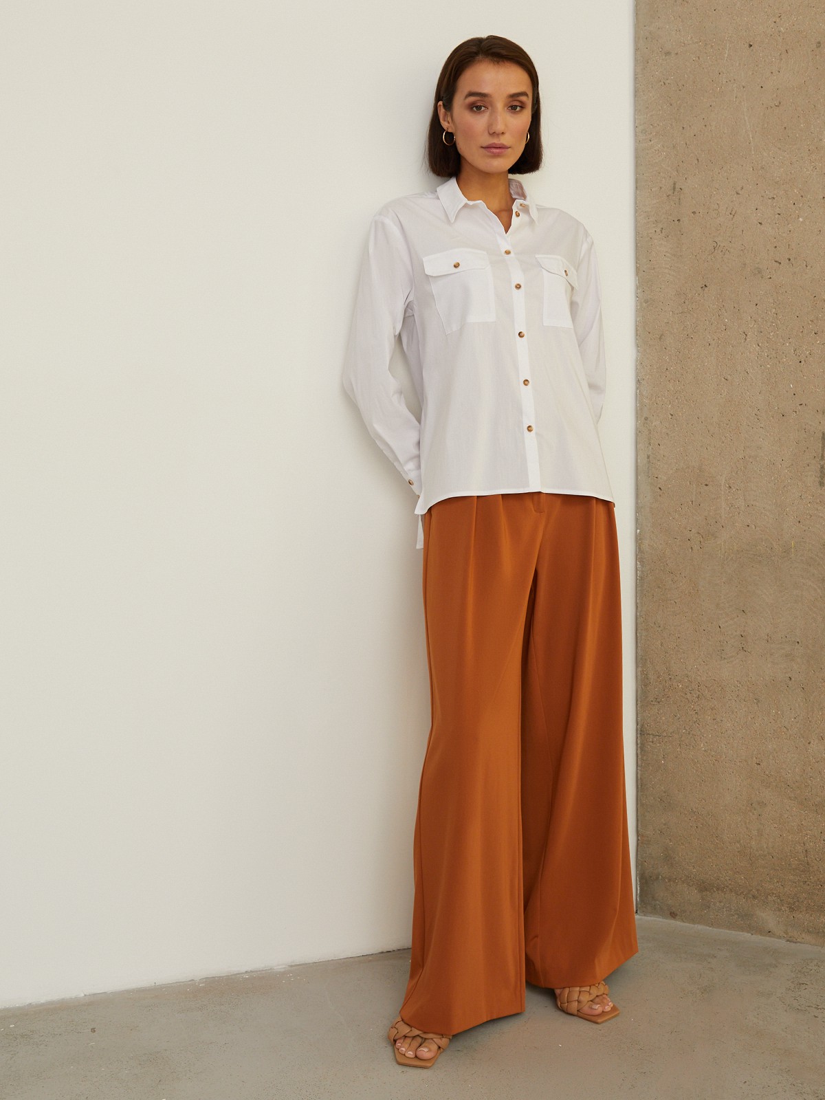 Хлопковая рубашка свободного кроя с удлиненной спинкой бестселлер базовой коллекции. Дополнена накладными карманами с клапанами на груди и разрезами по бокам. Актуальный силуэт как будто Вы украли ее у бойфренда идеален для создания расслабленных и деловых образов. В базовой весенней капсуле мы выпустили ее в 5оттенках.

На модели размер XS