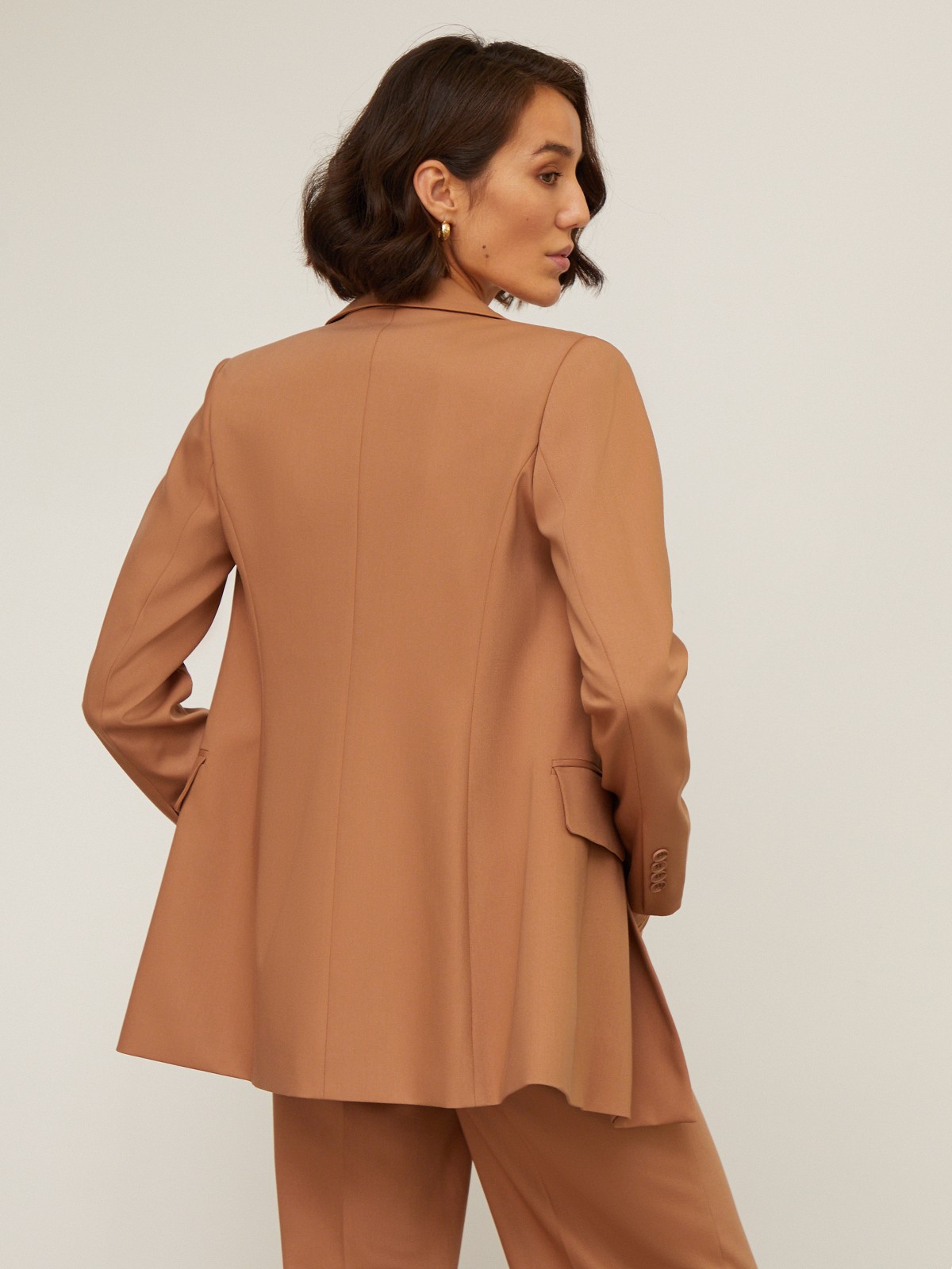 Слегка приталенный двубортный жакет из плотной мягкой вискозы послужит удачным дополнением не только к деловым нарядам, но и к повседневным образам. Незаменимый элемент базового гардероба, который легко сочетать с брюками, юбками, платьями и денимом.

На модели размер XS