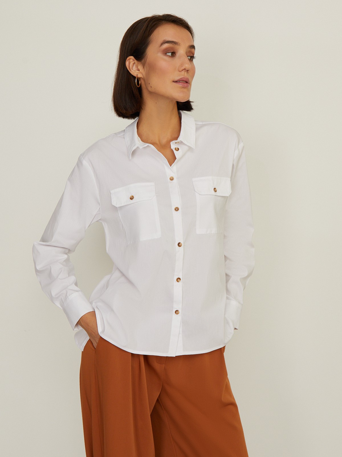 Хлопковая рубашка свободного кроя с удлиненной спинкой бестселлер базовой коллекции. Дополнена накладными карманами с клапанами на груди и разрезами по бокам. Актуальный силуэт как будто Вы украли ее у бойфренда идеален для создания расслабленных и деловых образов. В базовой весенней капсуле мы выпустили ее в 5оттенках.

На модели размер XS