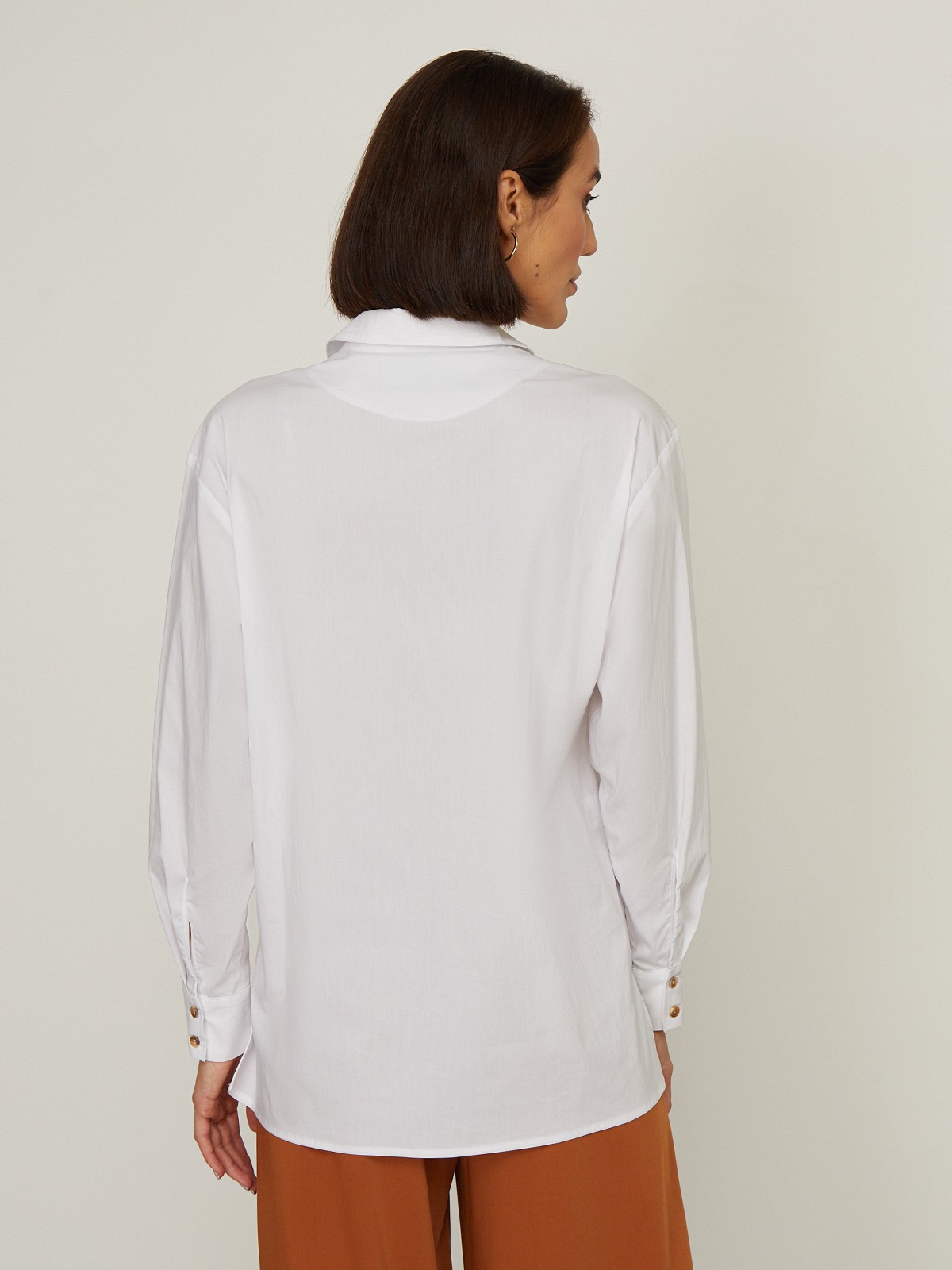 Хлопковая рубашка свободного кроя с удлиненной спинкой бестселлер базовой коллекции. Дополнена накладными карманами с клапанами на груди и разрезами по бокам. Актуальный силуэт как будто Вы украли ее у бойфренда идеален для создания расслабленных и деловых образов. В базовой весенней капсуле мы выпустили ее в 5оттенках.

На модели размер XS