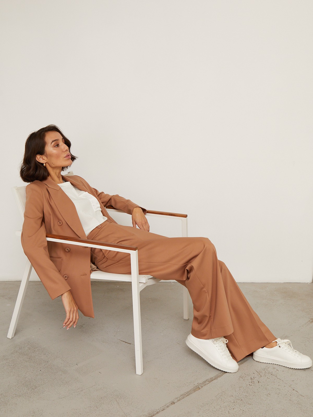 Слегка приталенный двубортный жакет из плотной мягкой вискозы послужит удачным дополнением не только к деловым нарядам, но и к повседневным образам. Незаменимый элемент базового гардероба, который легко сочетать с брюками, юбками, платьями и денимом.

На модели размер XS