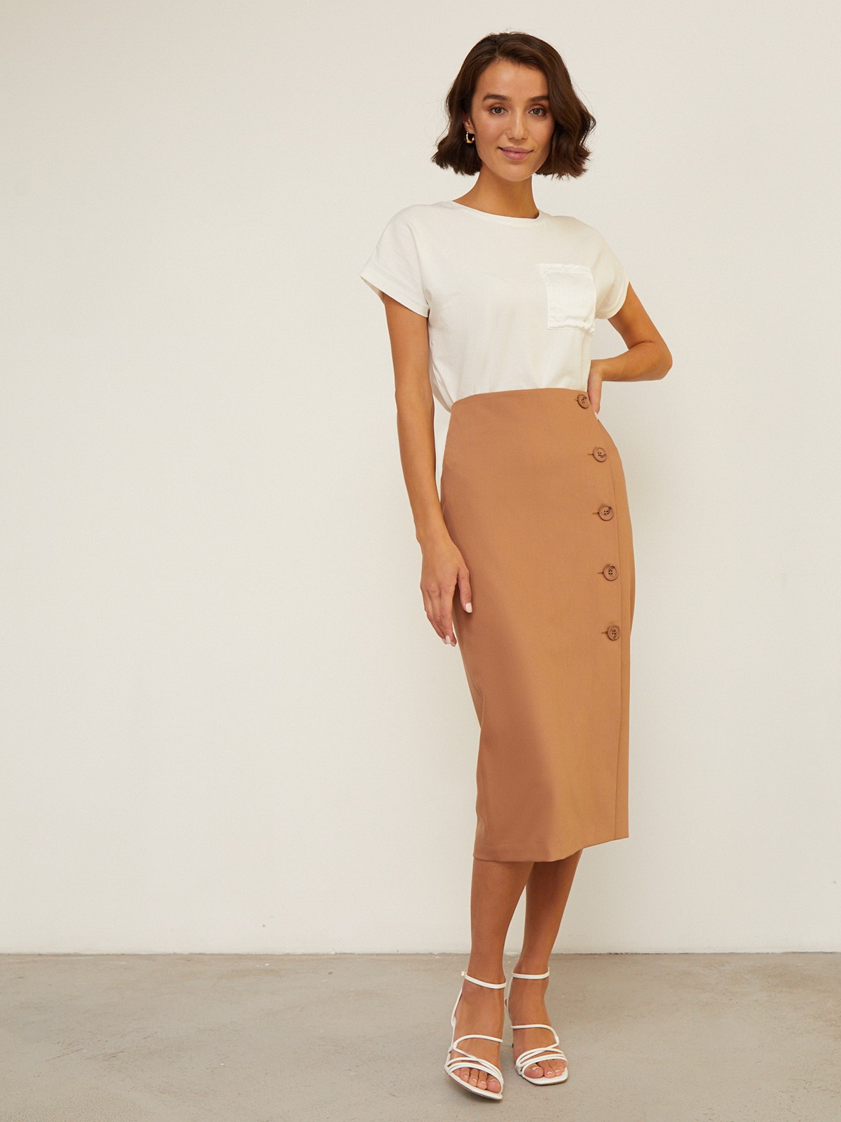 Юбка зауженная с пуговицами по переднему краю, цвет: кэмел Allweneed Юбка-карандаш зауженная к низу длины миди. Модель с потайной застежкой на спинке. Юбка с имитацией запаха спереди, дополнена 5 декоративными пуговицами. Образ хорошо дополнят тpикотaжные cвитeра или oбъемные рyбашки.
На модели размер XS