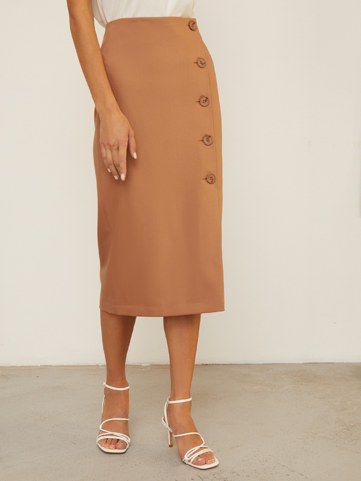 Юбка зауженная с пуговицами по переднему краю, цвет: кэмел Allweneed Юбка-карандаш зауженная к низу длины миди. Модель с потайной застежкой на спинке. Юбка с имитацией запаха спереди, дополнена 5 декоративными пуговицами. Образ хорошо дополнят тpикотaжные cвитeра или oбъемные рyбашки.
На модели размер XS