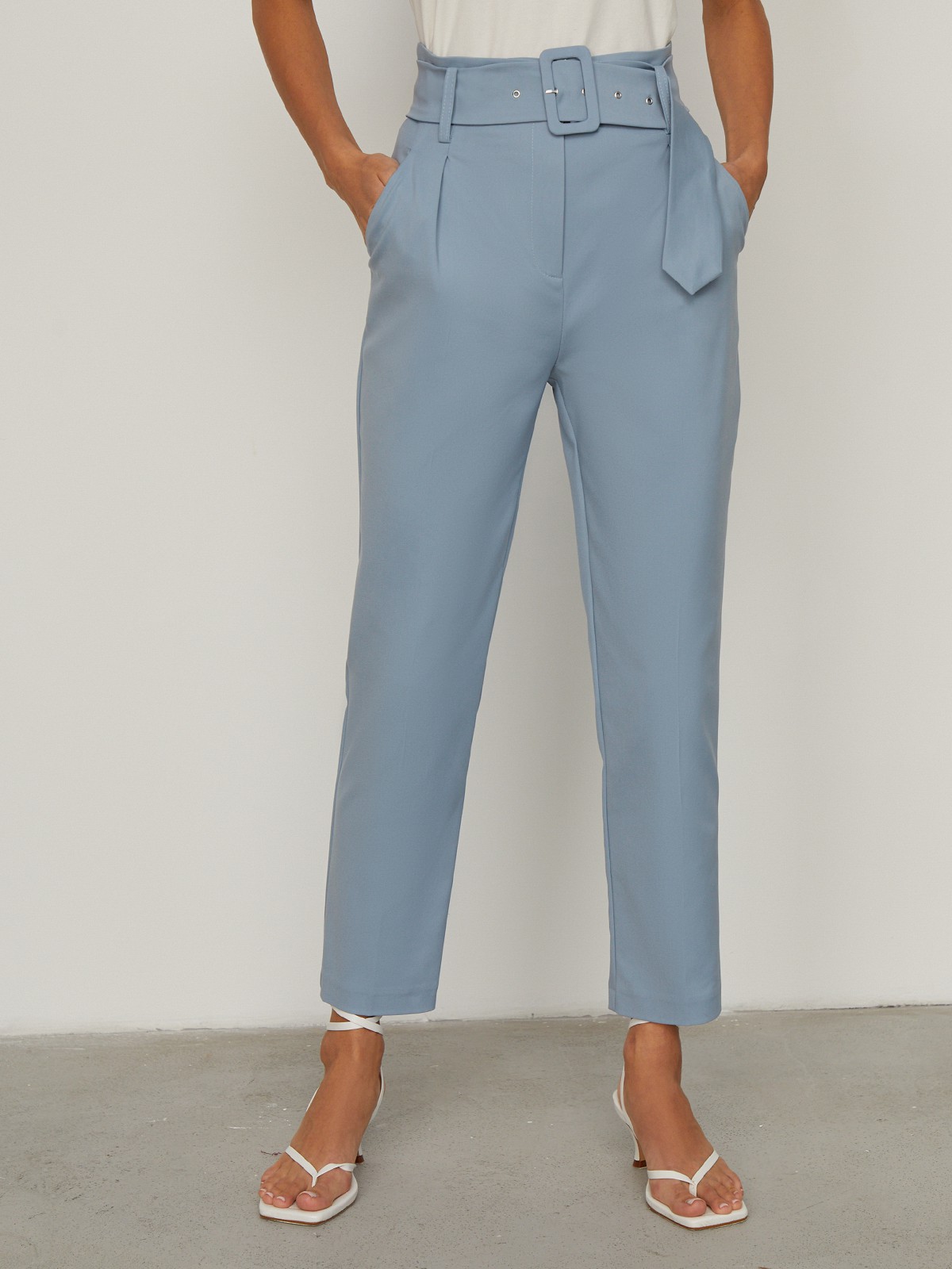 


Брюки из костюмной ткани с завышенной посадкой и поясом с обтяжной пряжкой, акцентирующим талию. Стрелки вытягивают силуэт, а укороченный крой привлекает внимание к изящным щиколоткам. Носите с однотонным жакетом в комплекте.

На модели размер XS