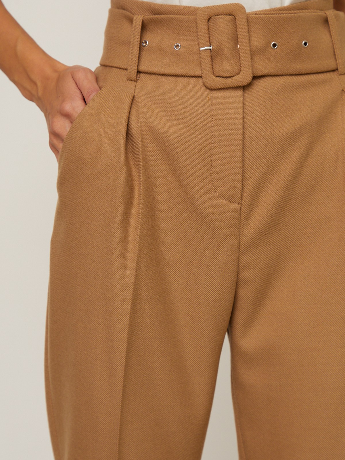 Брюки зауженные с завышенной посадкой, цвет: кэмел Allweneed Слегка зауженные брюки на высокой талии. Дополнены поясом с трендовой в этом сезоне роговой пряжкой. Сочетайте с однотонным жакетом из комплекта для создания изысканного, делового или вечернего образа. Брюки этой модели выпускаются в нашей коллекции уже несколько сезонов подряд, поэтому их посадка безупречна.
На модели размер XS