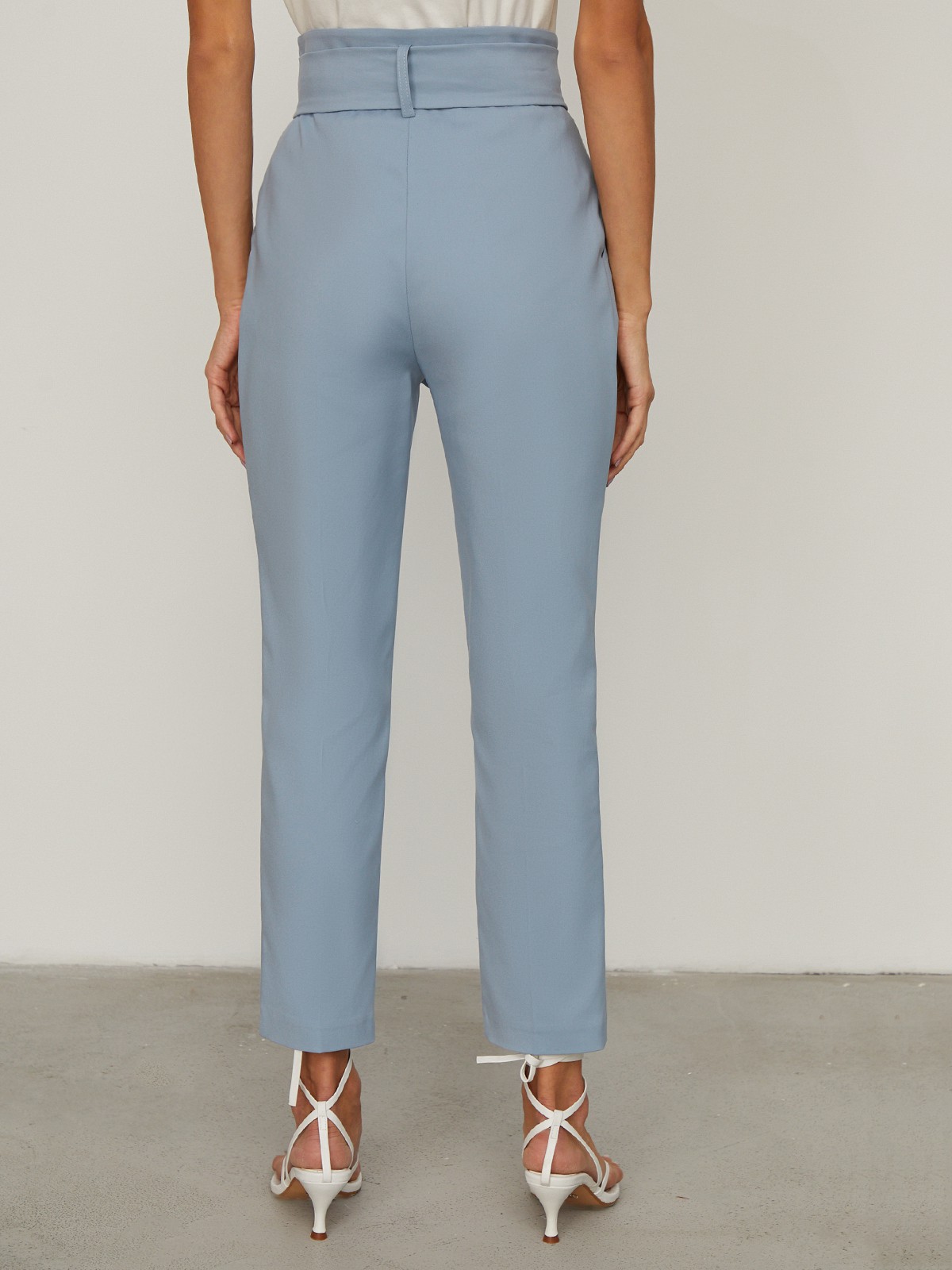 


Брюки из костюмной ткани с завышенной посадкой и поясом с обтяжной пряжкой, акцентирующим талию. Стрелки вытягивают силуэт, а укороченный крой привлекает внимание к изящным щиколоткам. Носите с однотонным жакетом в комплекте.

На модели размер XS