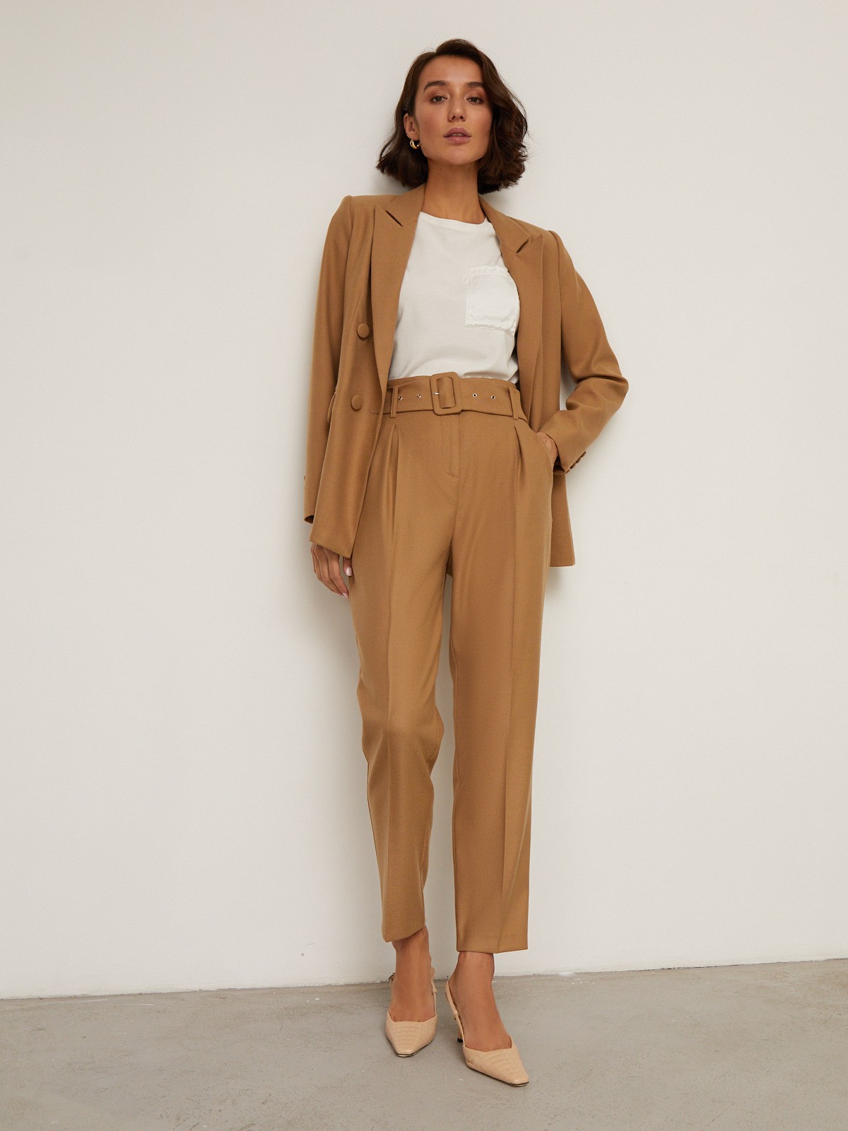 Двубортный жакет свободного кроя с обтяжными пуговицами и клапанами на карманах. Сочетайте с брюками в тон для создания изысканного, делового или вечернего образа. Бестселлер базовой коллекции, который мы повторили этой осенью в глубоких природных оттенках.

На модели размер XS