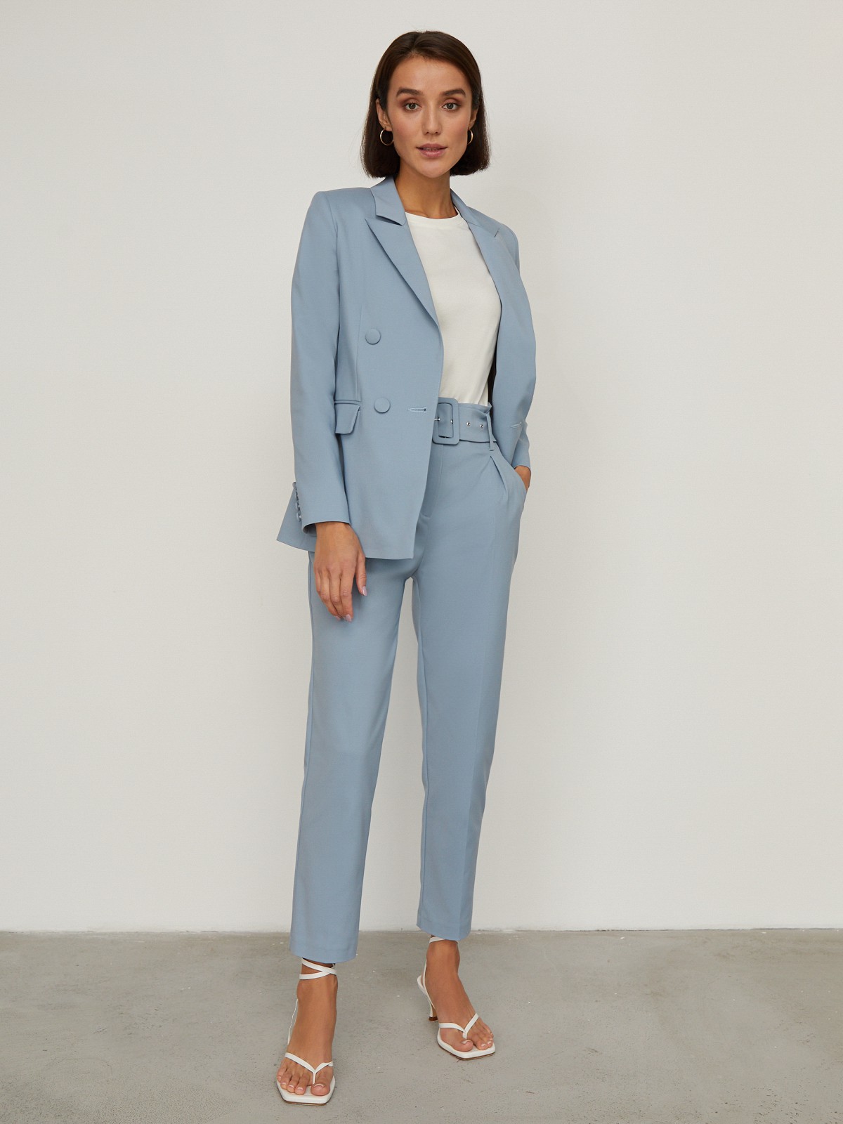 


Брюки из костюмной ткани с завышенной посадкой и поясом с обтяжной пряжкой, акцентирующим талию. Стрелки вытягивают силуэт, а укороченный крой привлекает внимание к изящным щиколоткам. Носите с однотонным жакетом в комплекте.

На модели размер XS