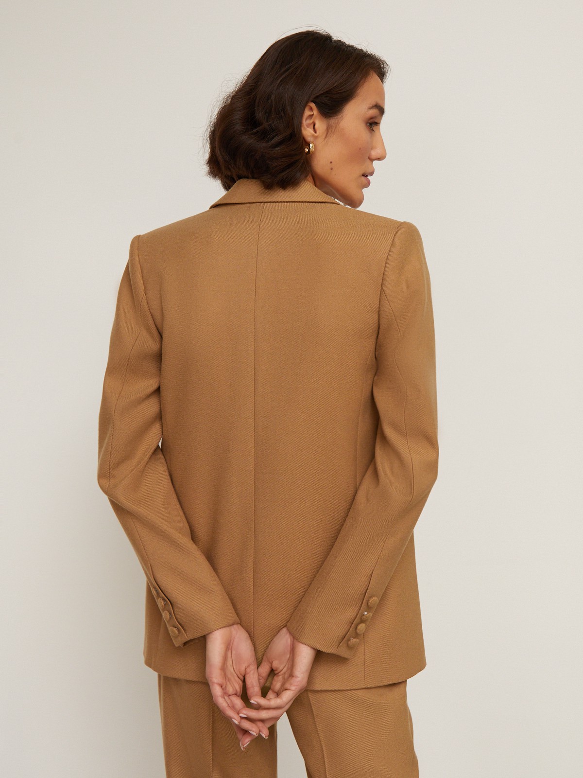 Двубортный жакет свободного кроя с обтяжными пуговицами и клапанами на карманах. Сочетайте с брюками в тон для создания изысканного, делового или вечернего образа. Бестселлер базовой коллекции, который мы повторили этой осенью в глубоких природных оттенках.

На модели размер XS