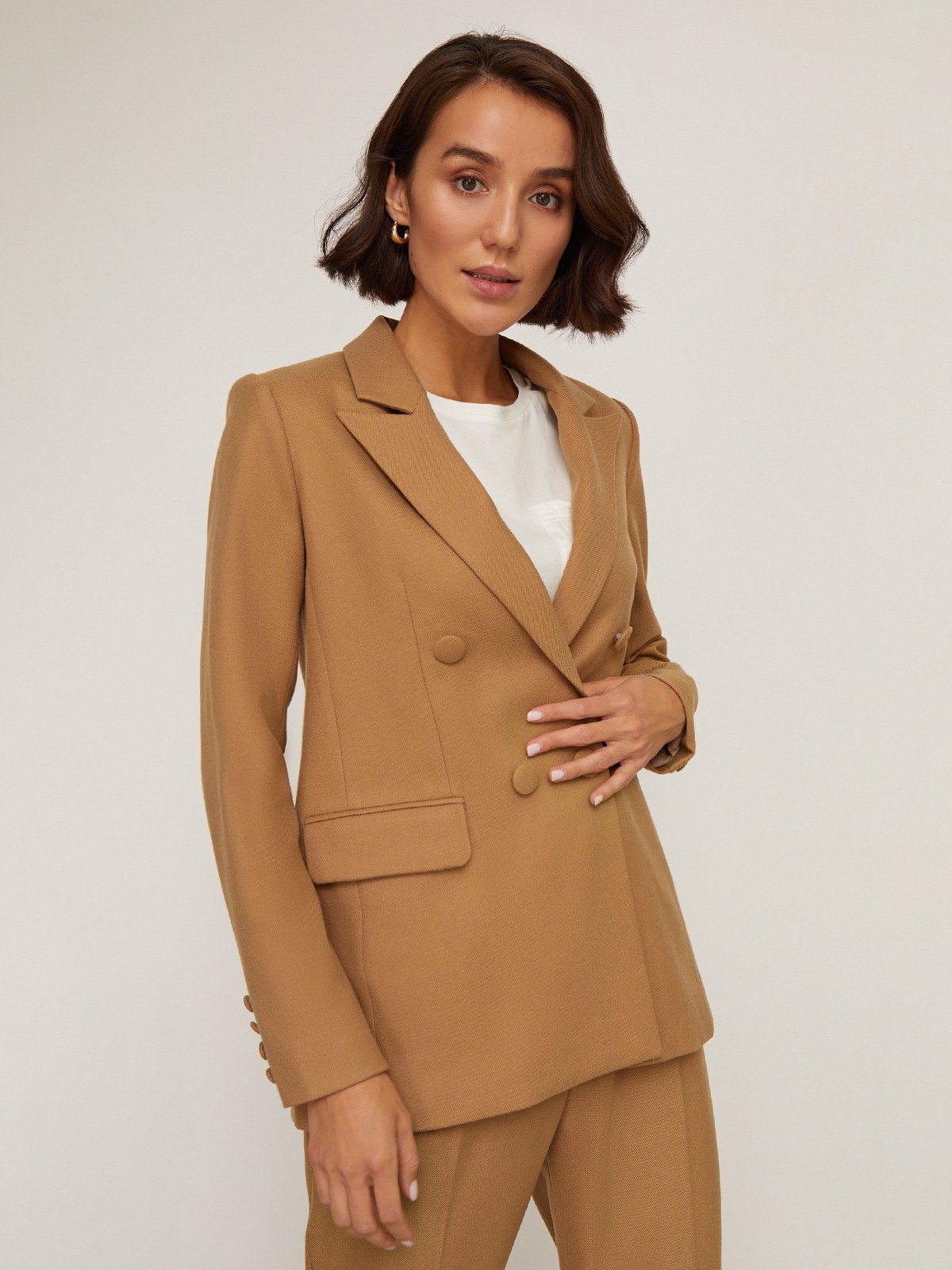 Двубортный жакет свободного кроя с обтяжными пуговицами и клапанами на карманах. Сочетайте с брюками в тон для создания изысканного, делового или вечернего образа. Бестселлер базовой коллекции, который мы повторили этой осенью в глубоких природных оттенках.

На модели размер XS