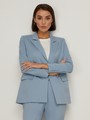 


Костюмный жакет двубортного кроя оформлен острыми лацканами иклапанами на карманах. Универсальный предмет гардероба, который завершит как деловой образ с брюками в тон, так и романтичный - с женственным платьем.

На модели размер S