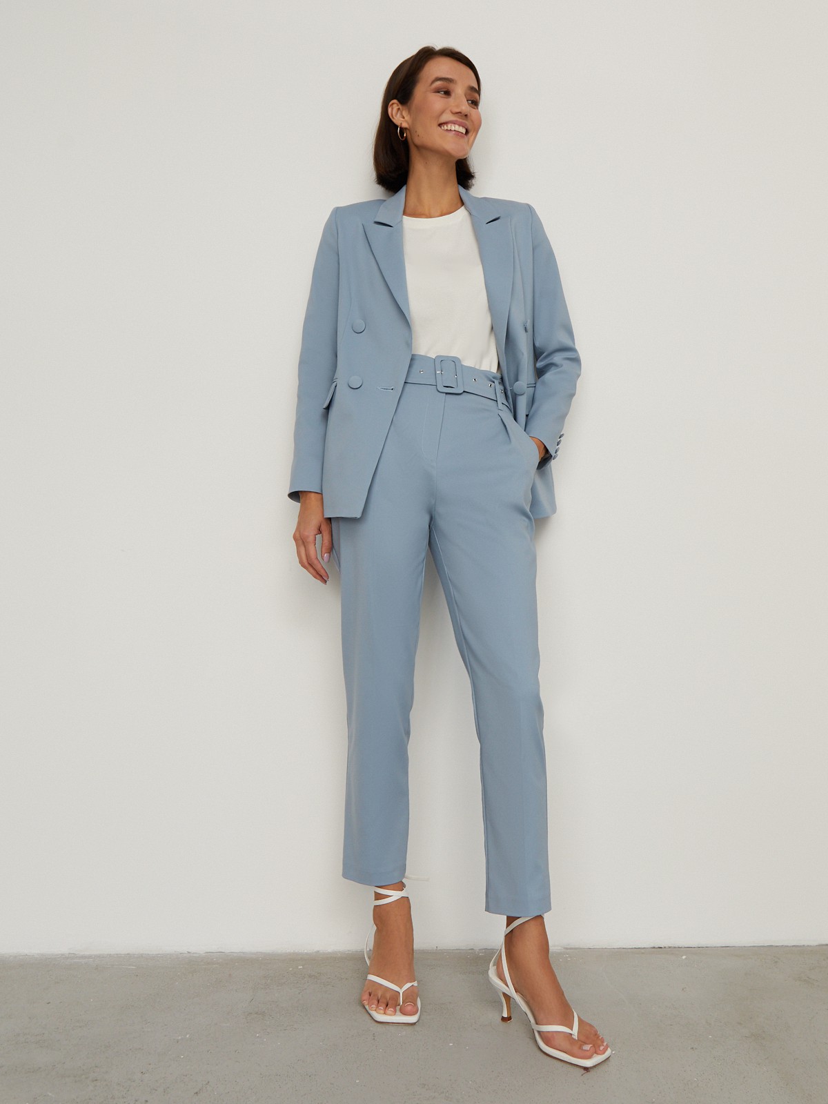 


Костюмный жакет двубортного кроя оформлен острыми лацканами иклапанами на карманах. Универсальный предмет гардероба, который завершит как деловой образ с брюками в тон, так и романтичный - с женственным платьем.

На модели размер S