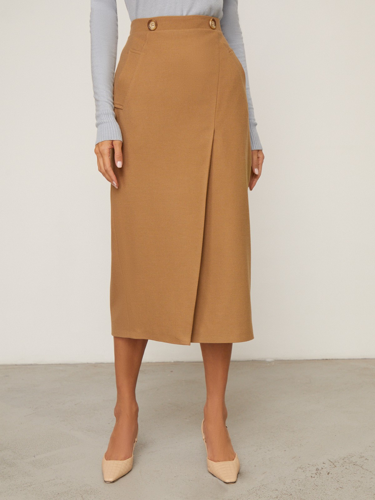 Юбка-карандаш с запАхом длины миди, дополнена карманами-листочками и пуговицей на поясе. Застегивается на потайную молнию на спинку. Сочетайте с объемным верхом: рубашкой бойфренда,блузами с запАхом,футболками, трикотажем и топами в бельевом стиле.

На модели размер XS