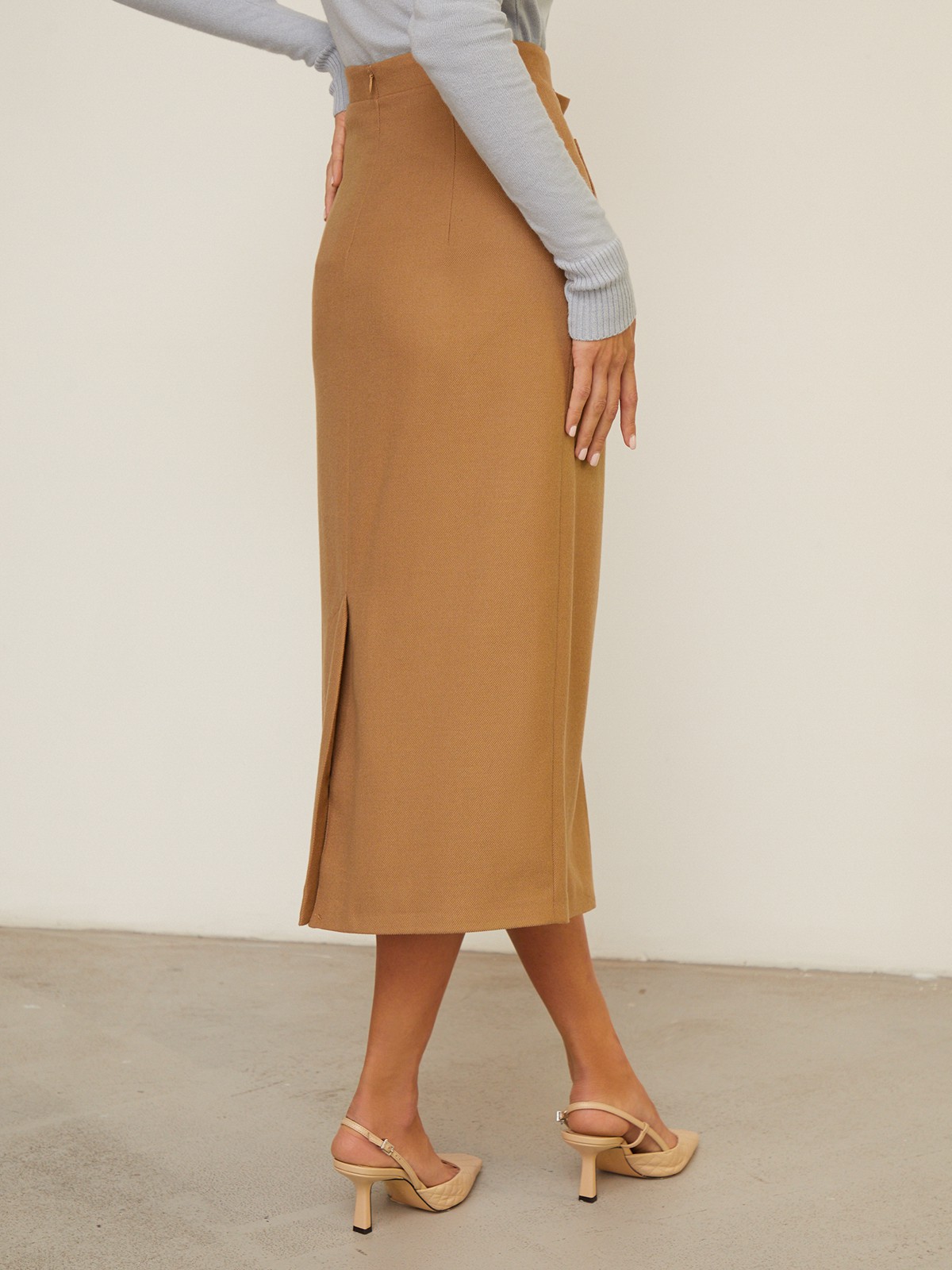 Юбка-карандаш с запАхом длины миди, дополнена карманами-листочками и пуговицей на поясе. Застегивается на потайную молнию на спинку. Сочетайте с объемным верхом: рубашкой бойфренда,блузами с запАхом,футболками, трикотажем и топами в бельевом стиле.

На модели размер XS