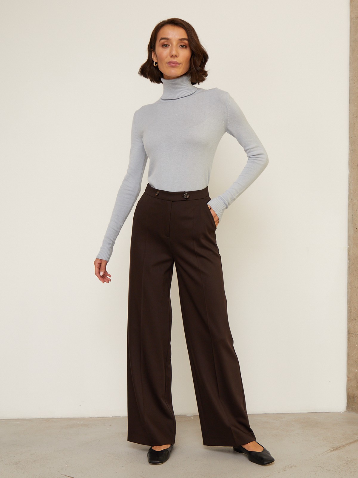 Широкие прямые брюки из плотной вискозы с посадкой на талии. Дополнены двумя пуговицами на поясе.Свободный крой и структурированный силуэт позволяют создавать не только деловые, но и расслабленные повседневные образы. Брюки универсальной длины, поэтому легко сочетаются как с плоским ходом, так и с обувью на каблуке.

На модели размер XS