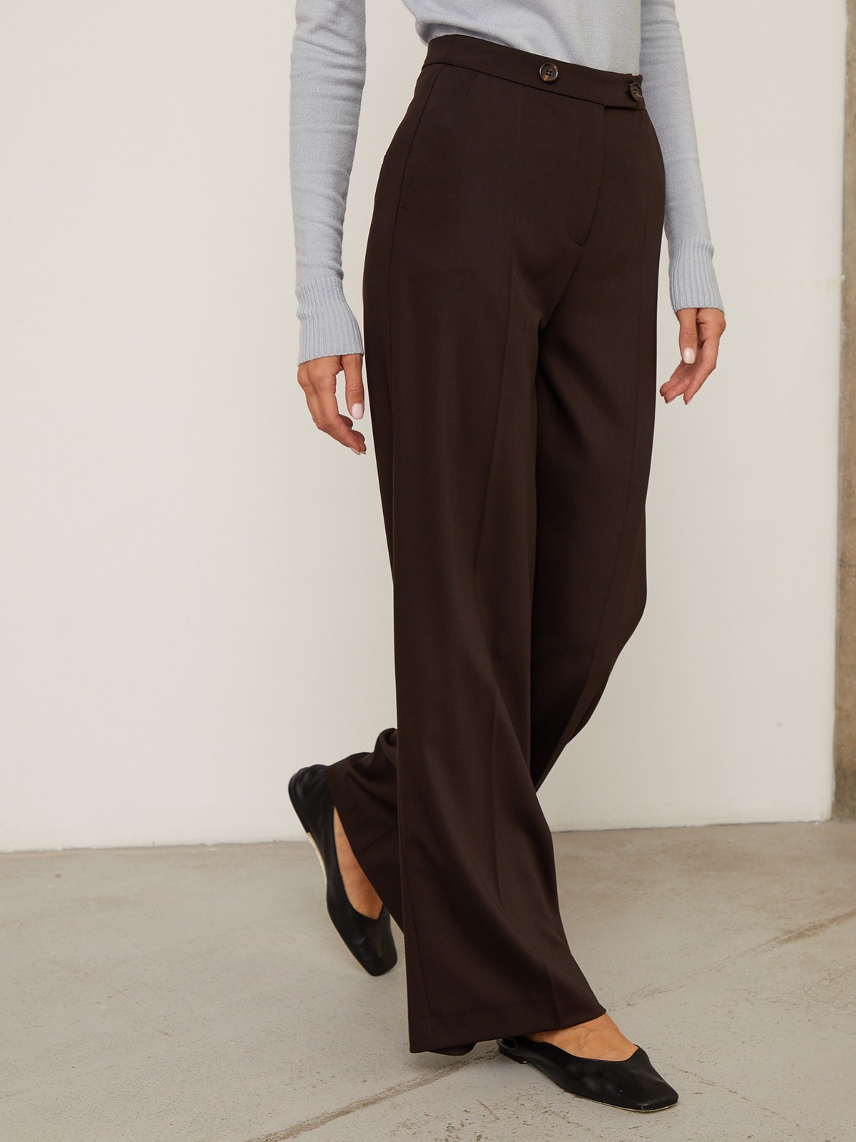 Широкие прямые брюки из плотной вискозы с посадкой на талии. Дополнены двумя пуговицами на поясе.Свободный крой и структурированный силуэт позволяют создавать не только деловые, но и расслабленные повседневные образы. Брюки универсальной длины, поэтому легко сочетаются как с плоским ходом, так и с обувью на каблуке.

На модели размер XS