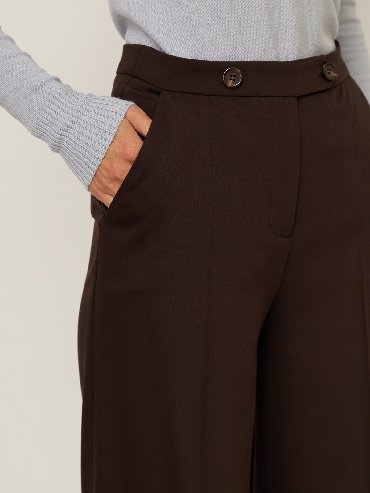 Широкие прямые брюки из плотной вискозы с посадкой на талии. Дополнены двумя пуговицами на поясе.Свободный крой и структурированный силуэт позволяют создавать не только деловые, но и расслабленные повседневные образы. Брюки универсальной длины, поэтому легко сочетаются как с плоским ходом, так и с обувью на каблуке.

На модели размер XS