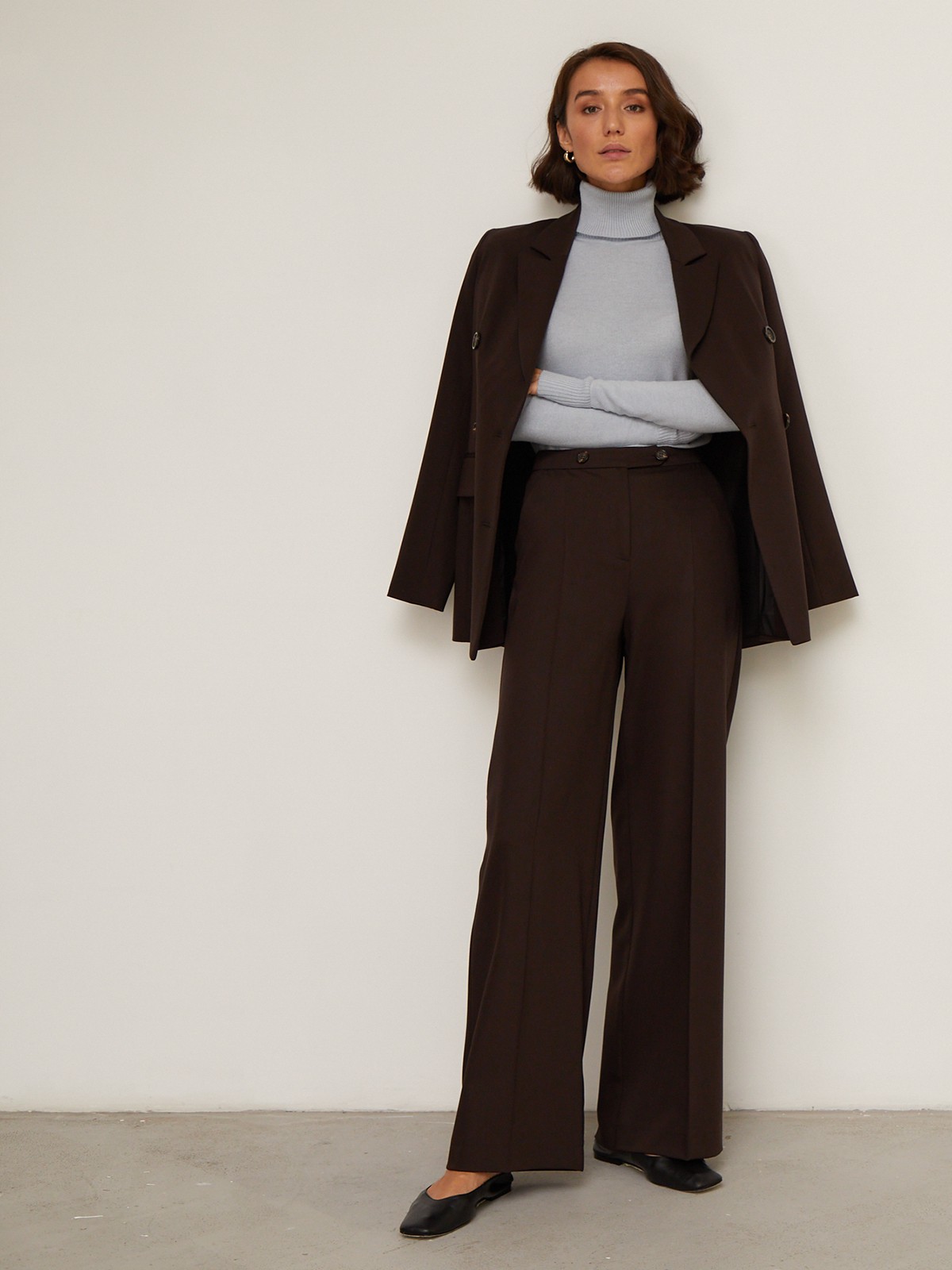 Слегка приталенный двубортный жакет из плотной мягкой вискозы послужит удачным дополнением не только к деловым нарядам, но и к повседневным образам. Незаменимый элемент базового гардероба, который легко сочетать с брюками, юбками, платьями и денимом.

На модели размер XS