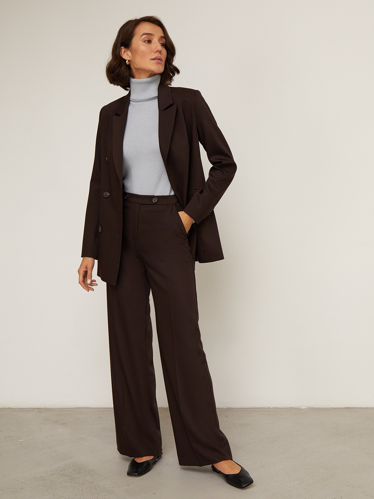 Широкие прямые брюки из плотной вискозы с посадкой на талии. Дополнены двумя пуговицами на поясе.Свободный крой и структурированный силуэт позволяют создавать не только деловые, но и расслабленные повседневные образы. Брюки универсальной длины, поэтому легко сочетаются как с плоским ходом, так и с обувью на каблуке.

На модели размер XS