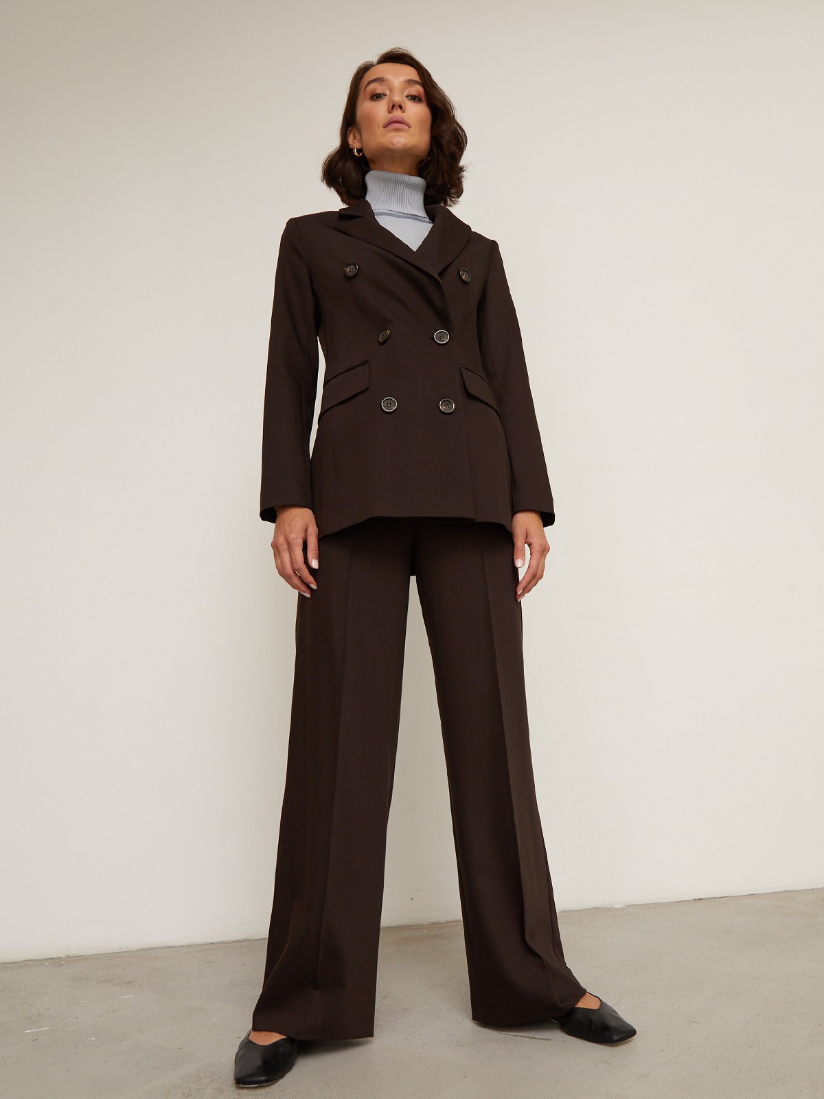 Слегка приталенный двубортный жакет из плотной мягкой вискозы послужит удачным дополнением не только к деловым нарядам, но и к повседневным образам. Незаменимый элемент базового гардероба, который легко сочетать с брюками, юбками, платьями и денимом.

На модели размер XS