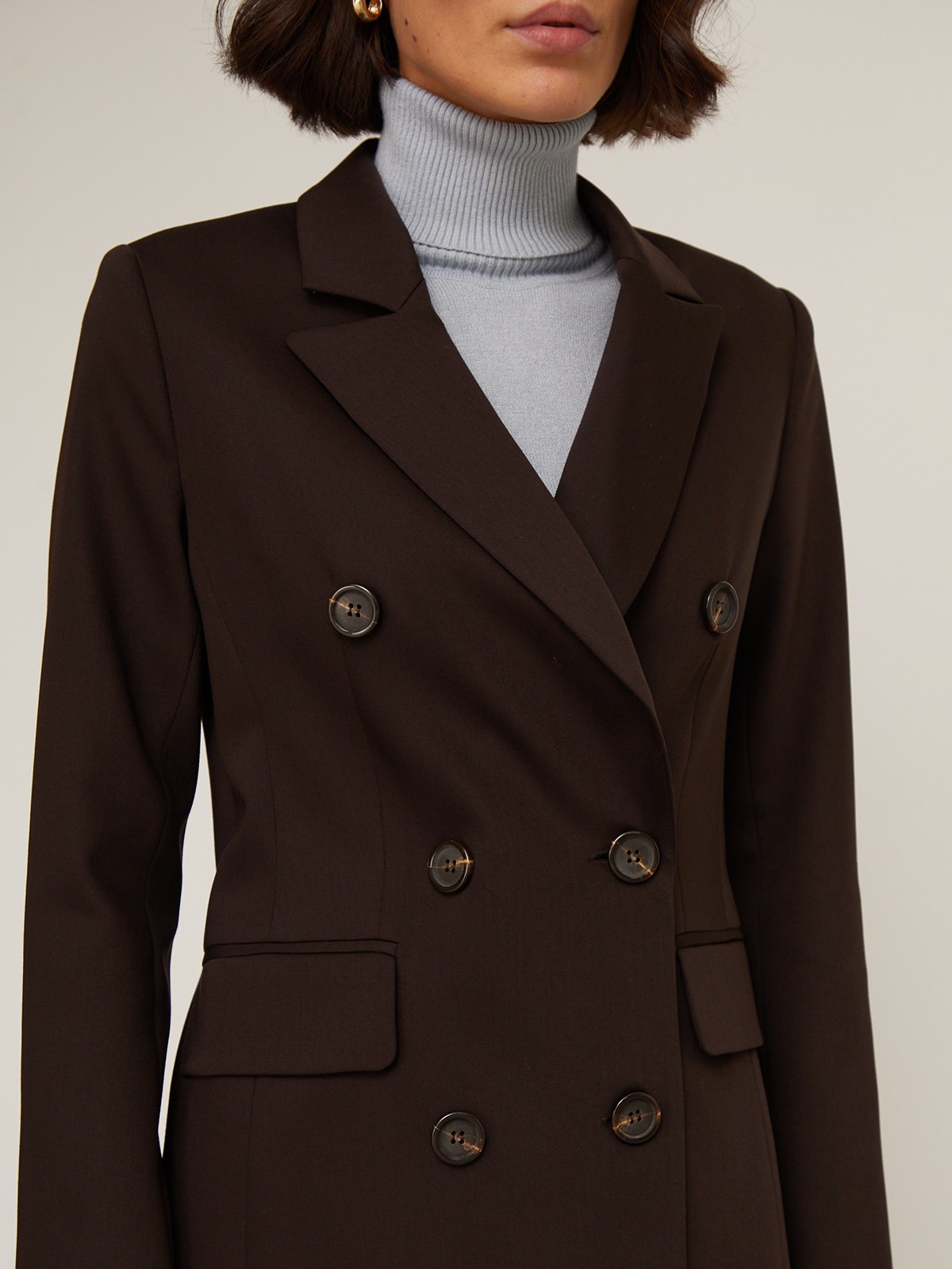 Слегка приталенный двубортный жакет из плотной мягкой вискозы послужит удачным дополнением не только к деловым нарядам, но и к повседневным образам. Незаменимый элемент базового гардероба, который легко сочетать с брюками, юбками, платьями и денимом.

На модели размер XS